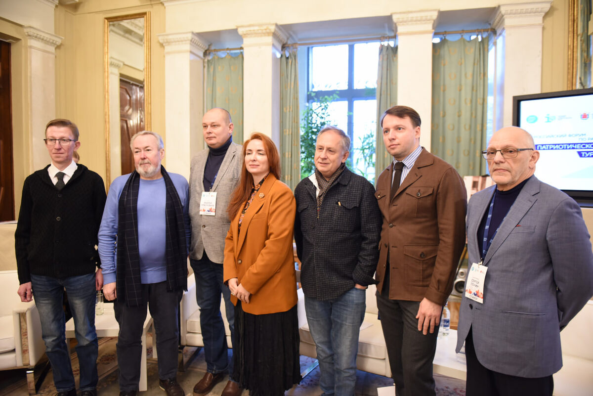 Слева направо: Дмитрий Грызлов, Александр Потехин, Андрей Краснобаев, Яна Макшина, Александр Горшков, Кирилл Смирнов, Сергей Почин в Белом зале особняка Кшесинской. 27 ноября 2025 г. Фото: Пресс-служба ГМПИР