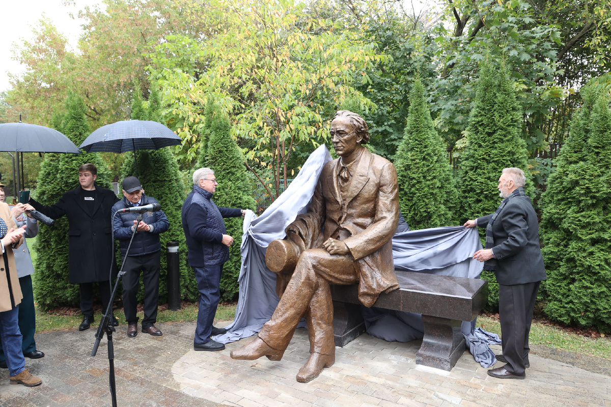 Открытие памятника Тютчеву в Москве. 27 сентября 2027 года. Фото: Эндаумент МГИМО. 
