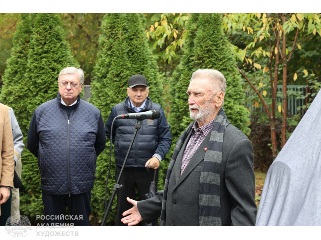 Скульптор Николай Иванов на открытии памятника. Фото: РАХ. 