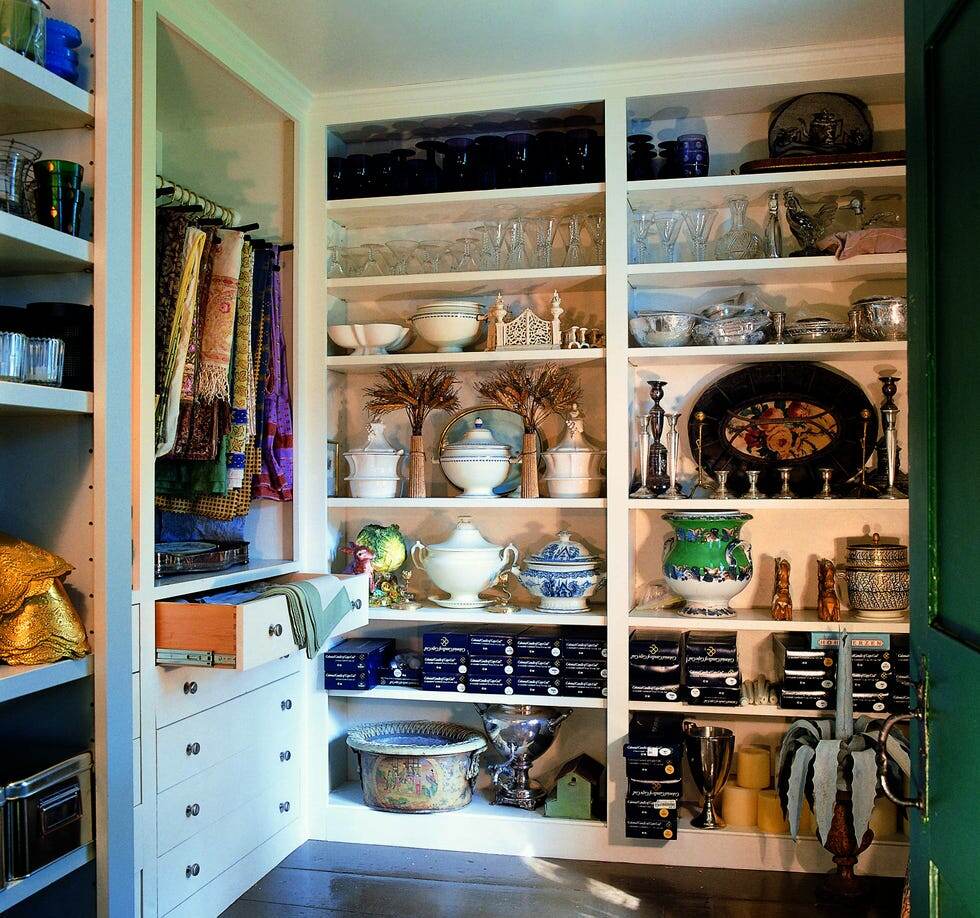 Гардеробная, в которой вместо обуви и сумок на полках - тарелки, а на вешалках - скатерти. 