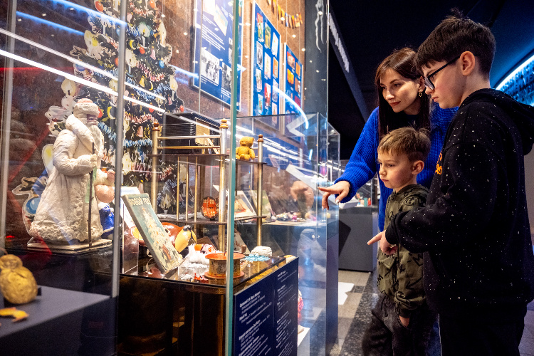 «Ванька-встанька» против «Тигров»: в Музее Победы показали Новый год 1940-х