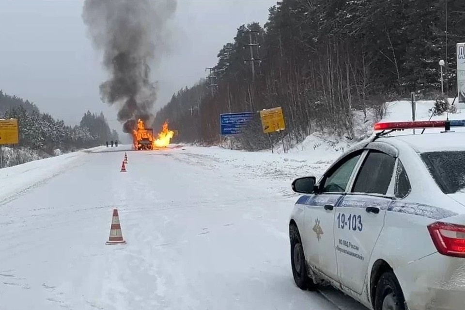    На Серовском тракте загорелся грузовой автомобиль. Фото: Госавтоинспекция Свердловской области
