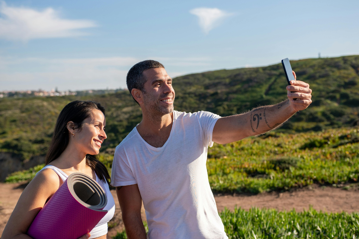 Пара путешественников делает фото на природе — яркие впечатления и новые города России в путешествиях 2026 года