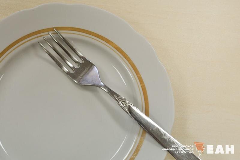   Вилка на тарелке
