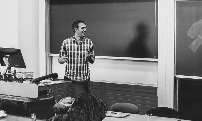 Том Макклелланд на одной из своих лекций.