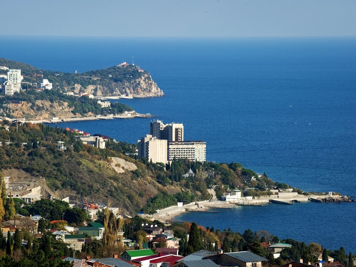    " Вид на южный берег Крыма в окрестностях большой Ялты© РИА Новости . Сергей Мальгавко
