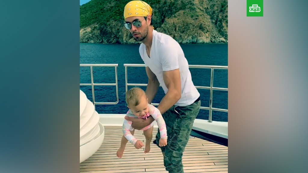    Энрике Иглесиас показал ребенка от Анны Курниковой