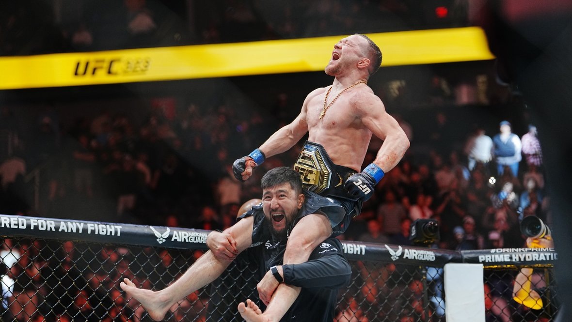    Петр Ян празднует победу над Мерабом Двалишвили на турнире UFC 323. Global Look Press