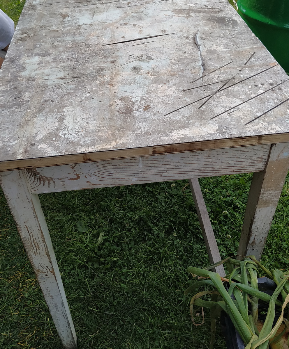    Старый стол