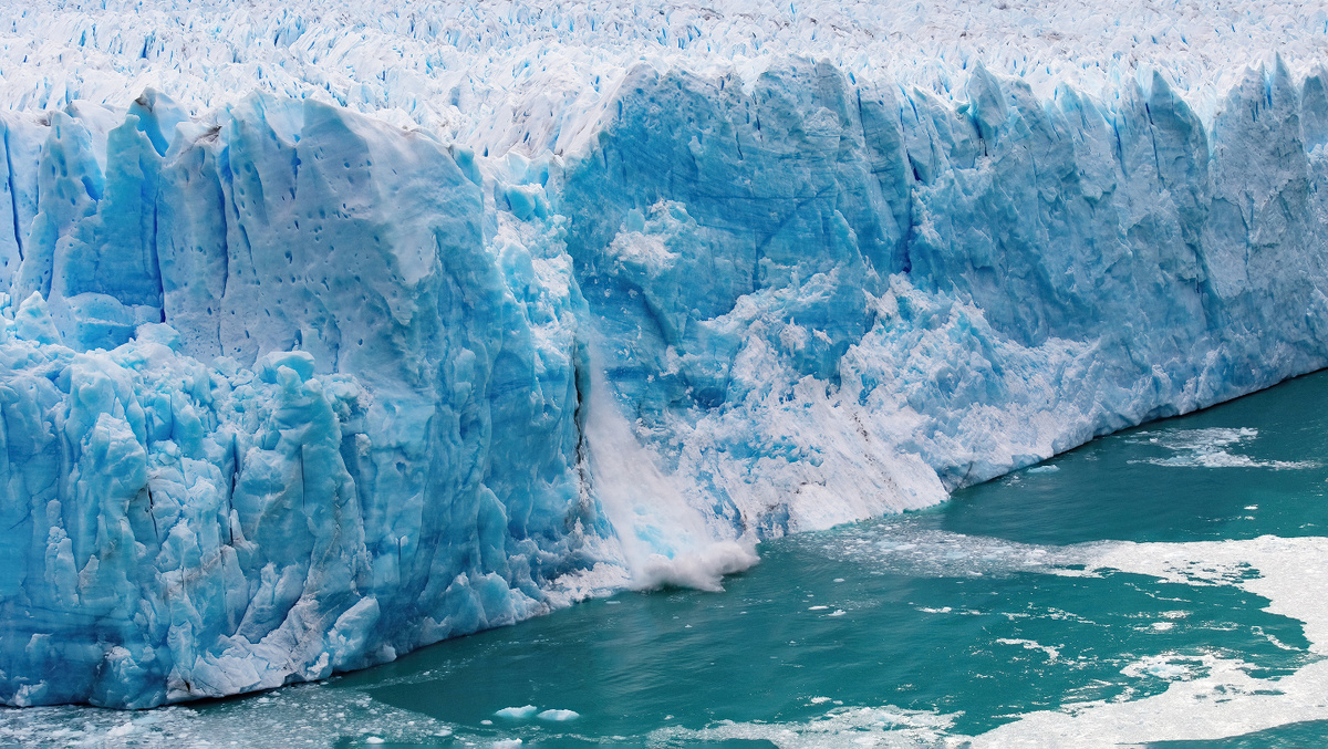     Фото: Sun_Shine/Shutterstock/FOTODOM Ледник — это постоянное скопление льда атмосферного происхождения на суше, айсберг же — это конечный продукт, созданный ледником