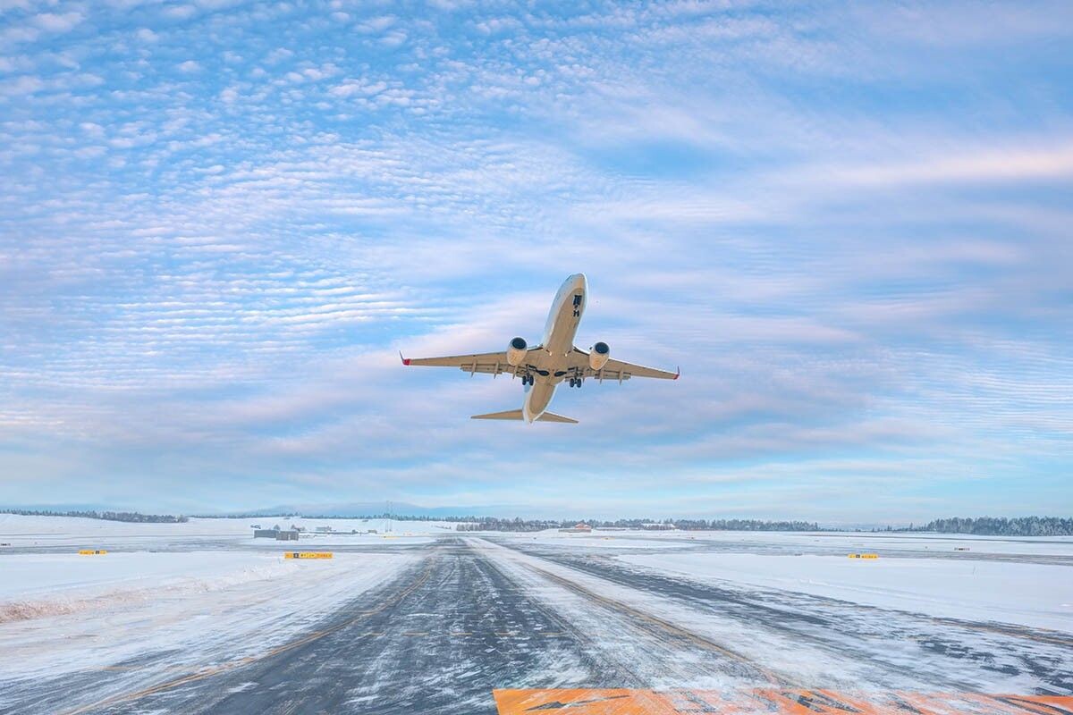 Обдумайте все вопросы багажа до покупки билета. Источник: muratart / Shutterstock / FOTODOM📷
