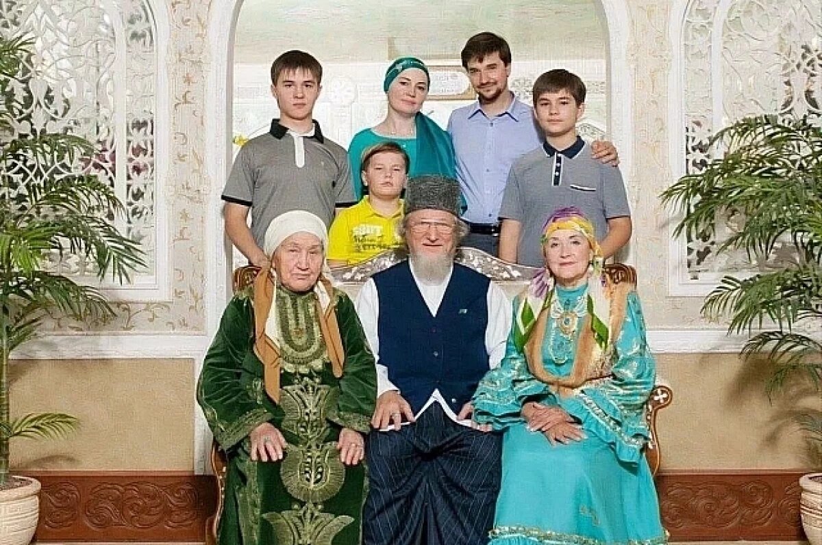   Семья муфтия. Сания Габдрауфовна Таджуддинова справа в первом ряду..