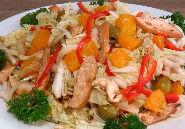 Диетический салат с куриной грудкой и апельсинами 