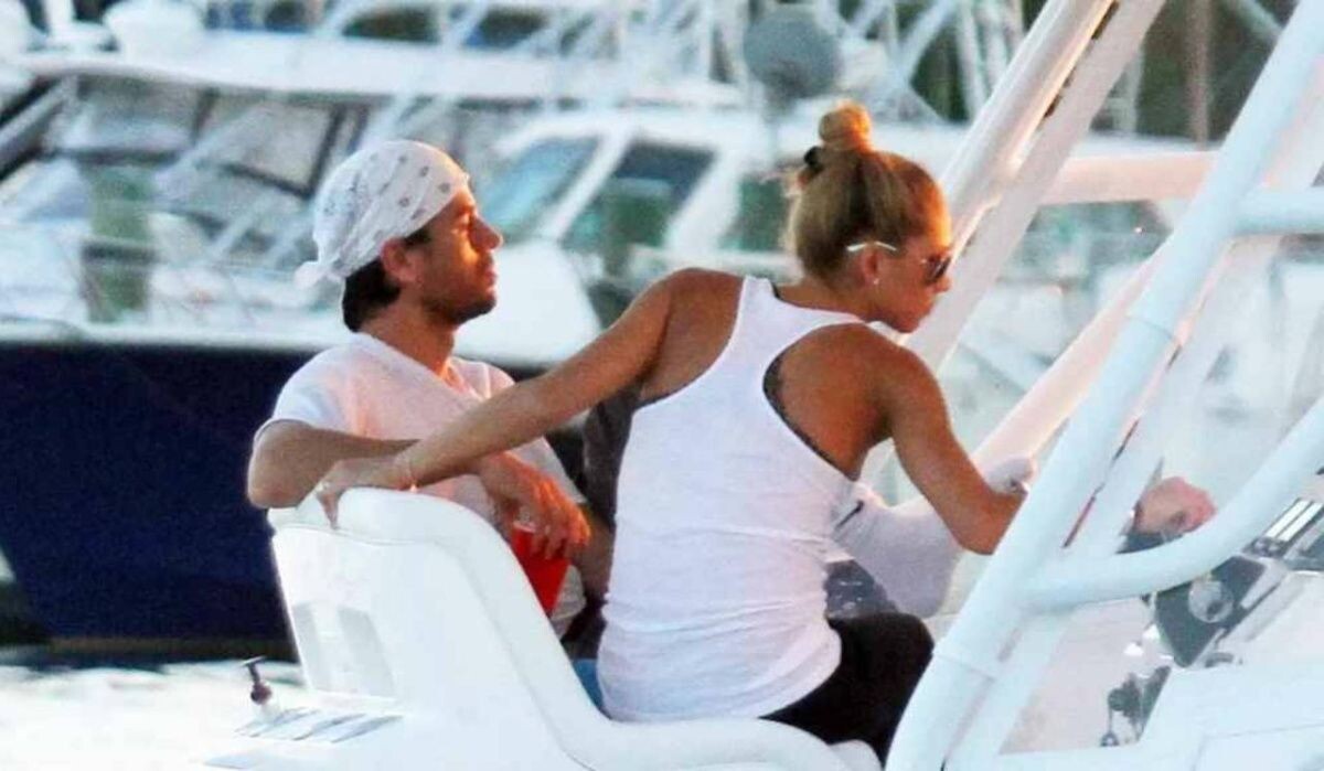     Иглесиас и Курникова. Источник: ria.ru Автор фото: East News/PacificCoastNews.com/Amanda Orozco