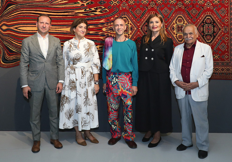 Председатель правления ОАО «Азерхалча» Эмин Маммадов, директор ООО «АртБагет» Наргиз Шахвердиева, Фаиг Ахмед, директор Азербайджанского национального музея ковра Амина Меликова, народный художник Ариф Гусейнов. Фото: Азербайджанский национальный музей ковра