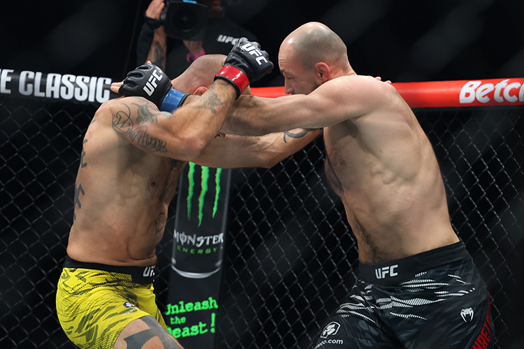    Последний поединок Фахретдинов провел 6 сентября против шведа Андреаса Густафссона, нокаутировав его за 54 секунды.   
Фото: © JosÃƒÂ© Prestes / Keystone Press Agency / globallookpress.com