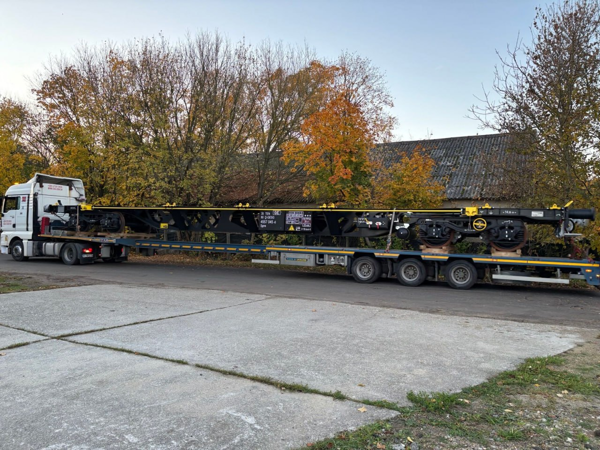 Доставка 60-футовой платформы производства «Днепровагонмаша» в Венгрию. Источник: TransANT