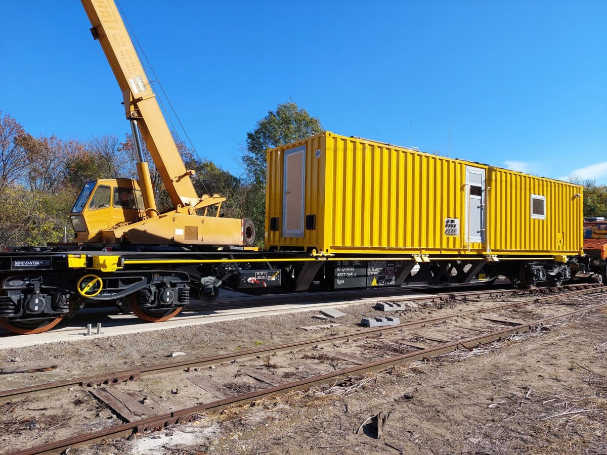  60-футовая платформа, выпущенная в кооперации TransANT и «Днепровагонмашем», с установленным на ней рабочим модулем системы по борьбе с сорняками. Источник: TransANT