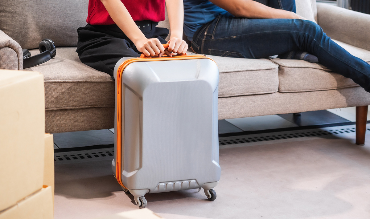 Компактный чемодан или дорожная сумка, подходящие требованиям большинства авиакомпаний, — подарок, который точно не будет пылиться.Фото: PanuShot / Shutterstock.com