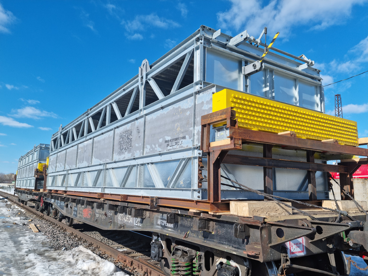 крупногабаритный груз на ж/д платформе