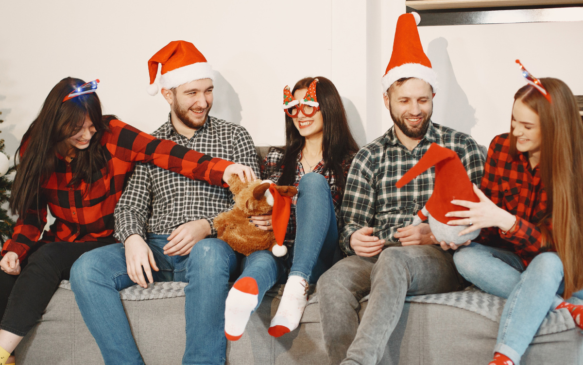    Застольные игры: 5 настолок на компанию, чтобы не скучать в новогоднюю ночь