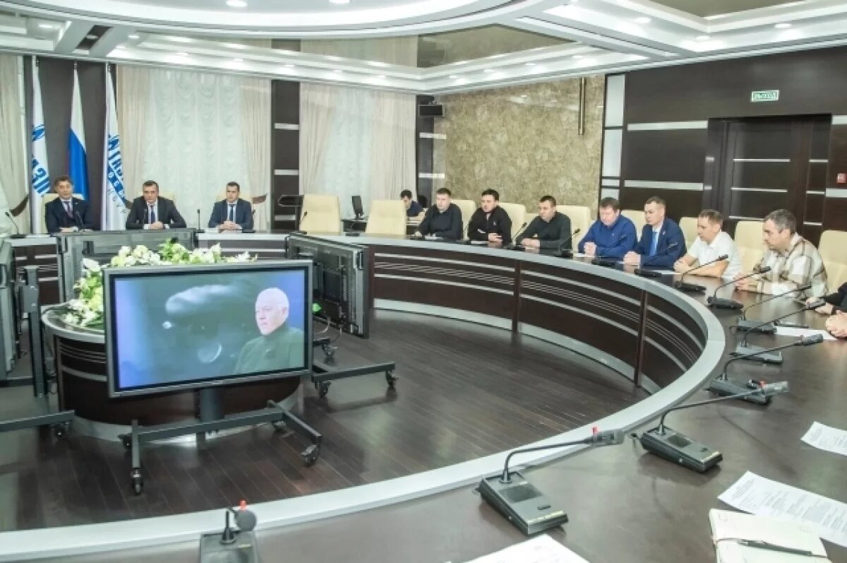    Олег Николаев встретился с поисковиками и молодыми газодобытчиками.