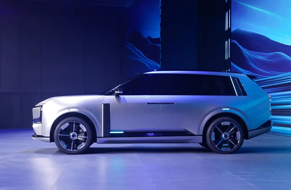 Новый флагманский кроссовер бренда Exeed ET9 выглядит солидно