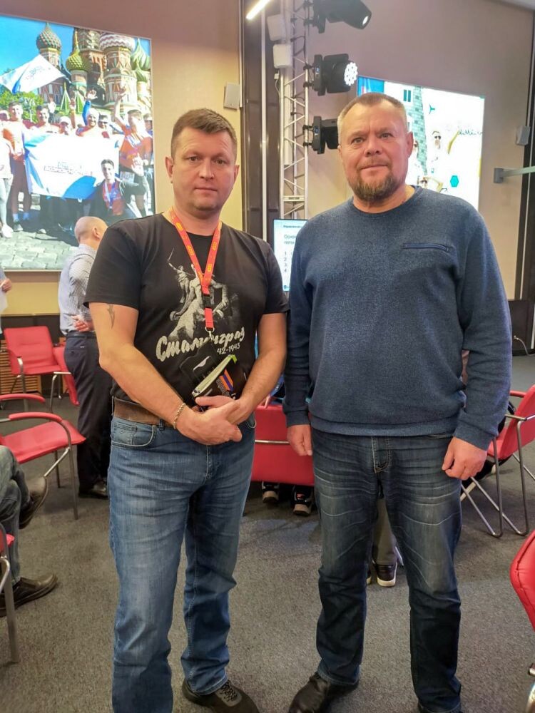 «Объём информации приводил в ужас. Здоровые мужики и те уставали, а там ребята есть и на колясках, и с протезами… Потом, когда уже втягиваешься, проще. Многие процессы мне были знакомы — например госуправление, и тесты сдавались очень легко. Второй модуль — когда ты участвуешь с пониманием, — как на одном дыхании», — поясняет Денис Ахромкин.