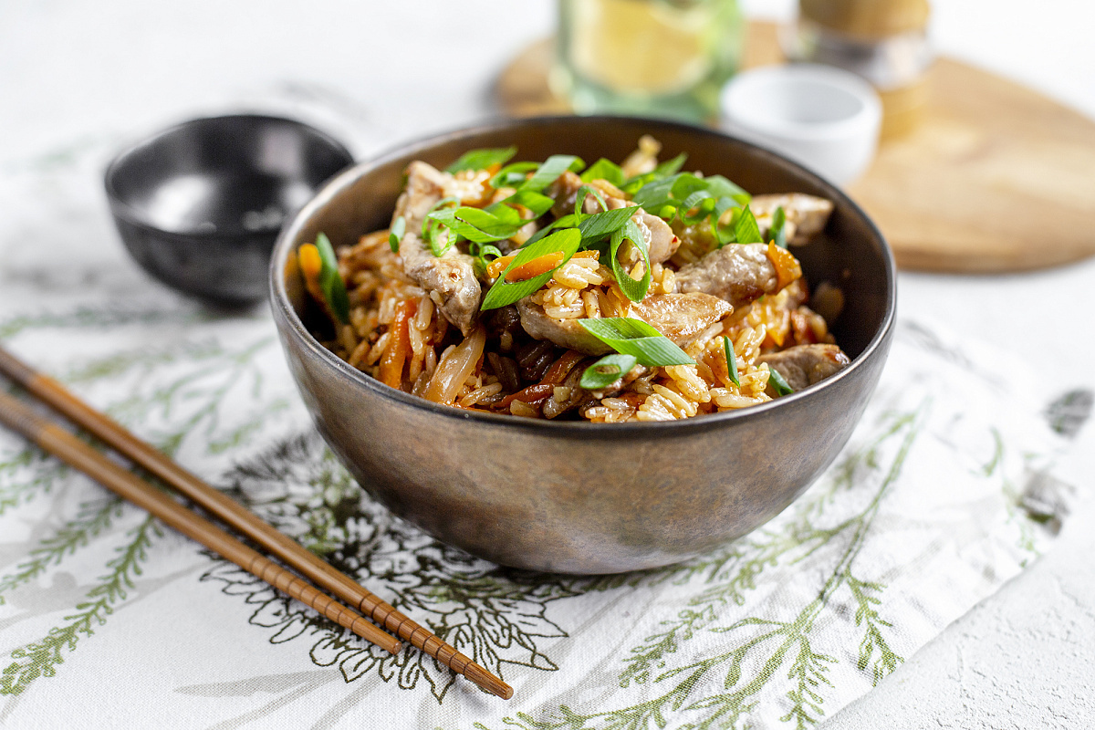 Жареный рис Хойан со свининой, перцем и кешью