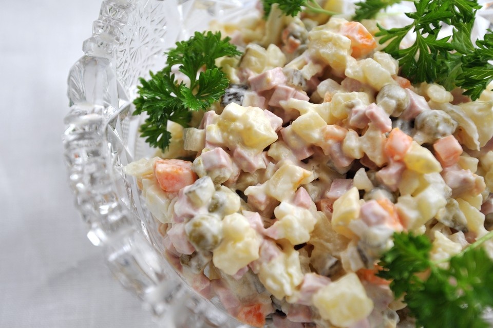    Салаты - скоропортящийся продукт и благоприятная среда для размножения бактерий. Иван ПРОХОРОВ