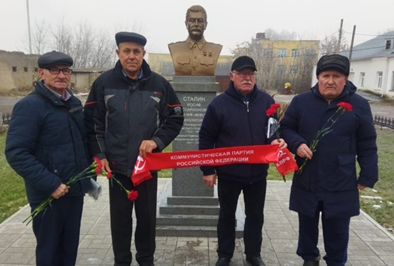 Троснянские коммунисты почтили память И.В. Сталина
