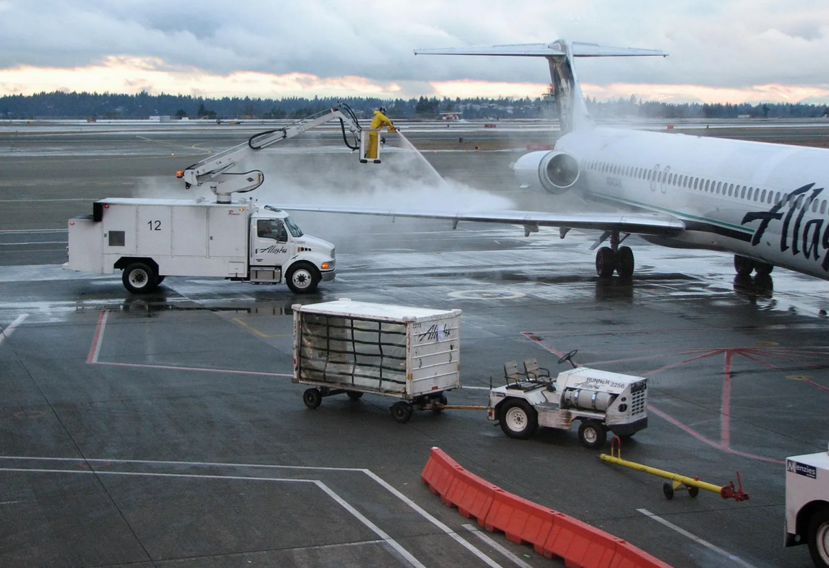 В международном аэропорту Сиэтл-Такома проводится противообледенительная обработка самолёта MD-80. (Stone 55 на flickr)