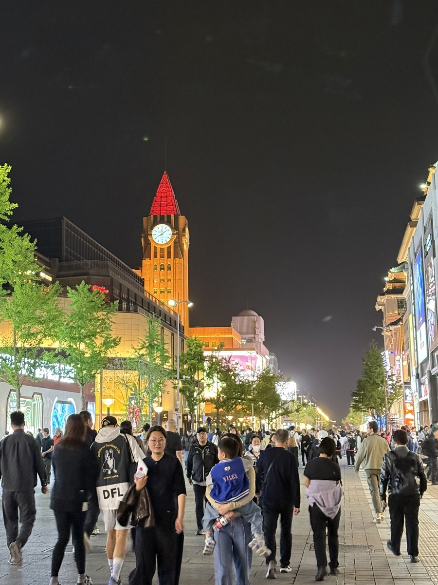 Улица Ванфуцзин. Торговая улица, существующая со времён династии Мин, известна как «Золотая улица» Пекина.