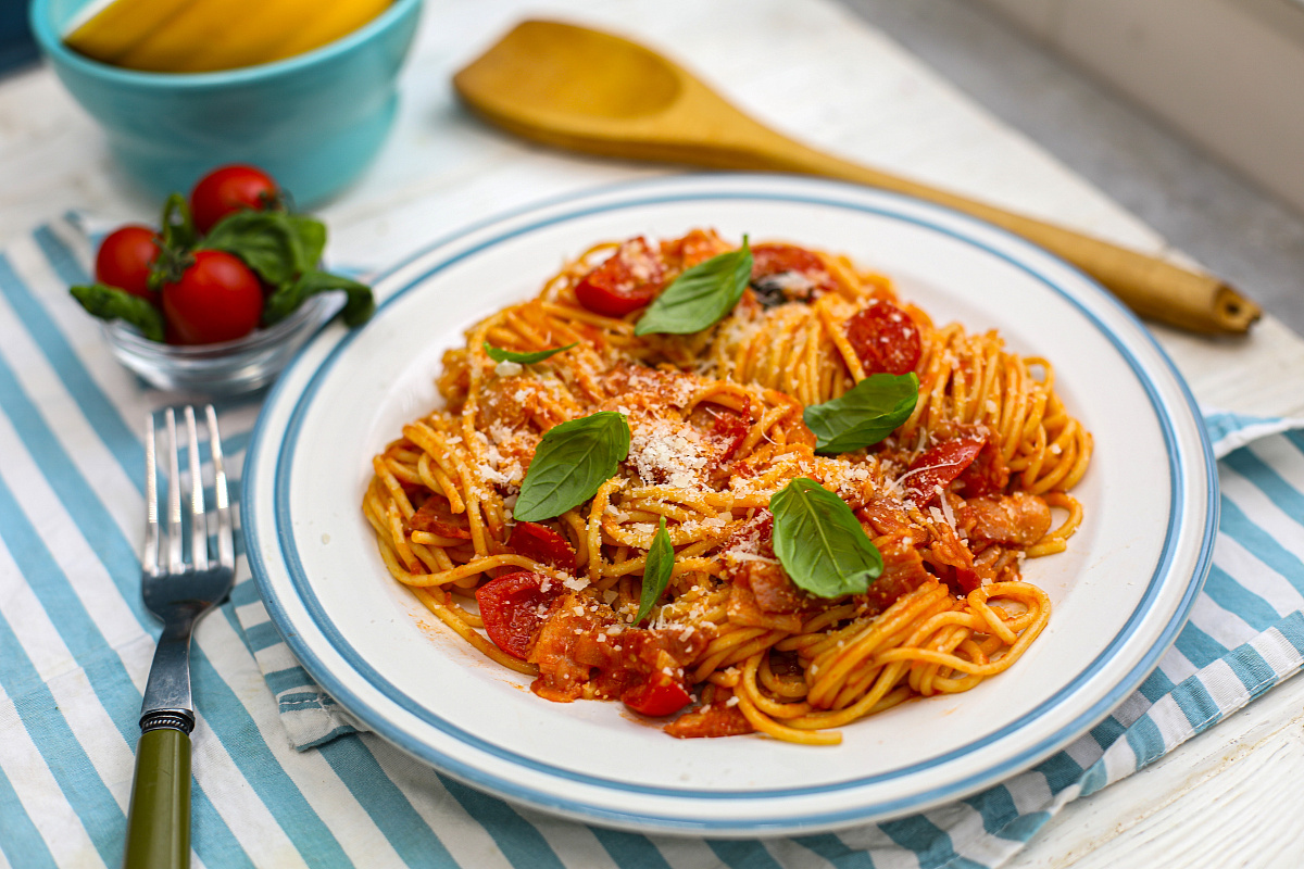 Спагетти Аматричиана с беконом, томатами и базиликом