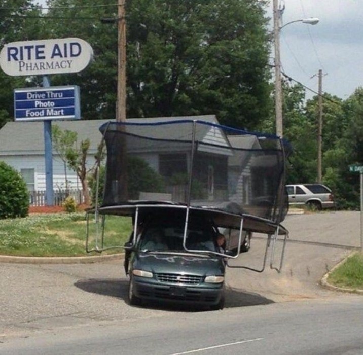 «Кто-то объяснит, что здесь происходит?!» 20 фото, которые ломают мозг за 3 секунды