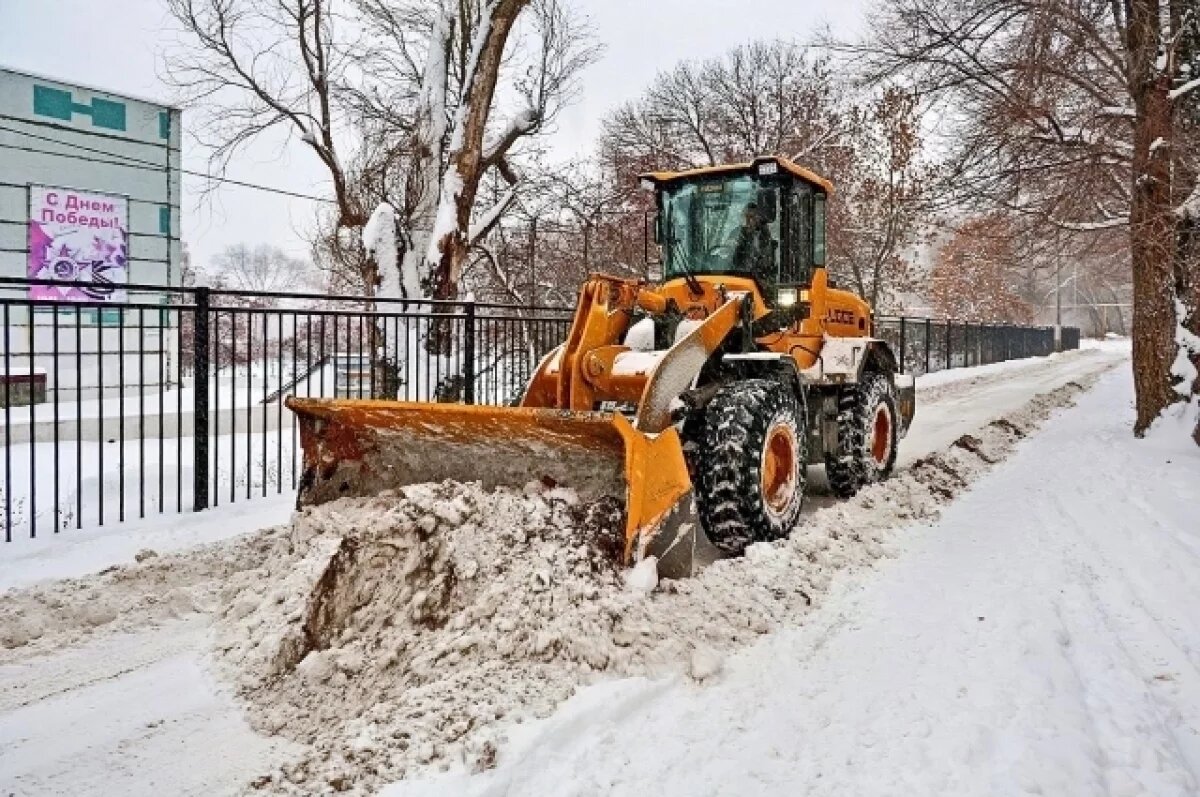    В Самарской области на борьбу со снегом вышли более 240 единиц техники