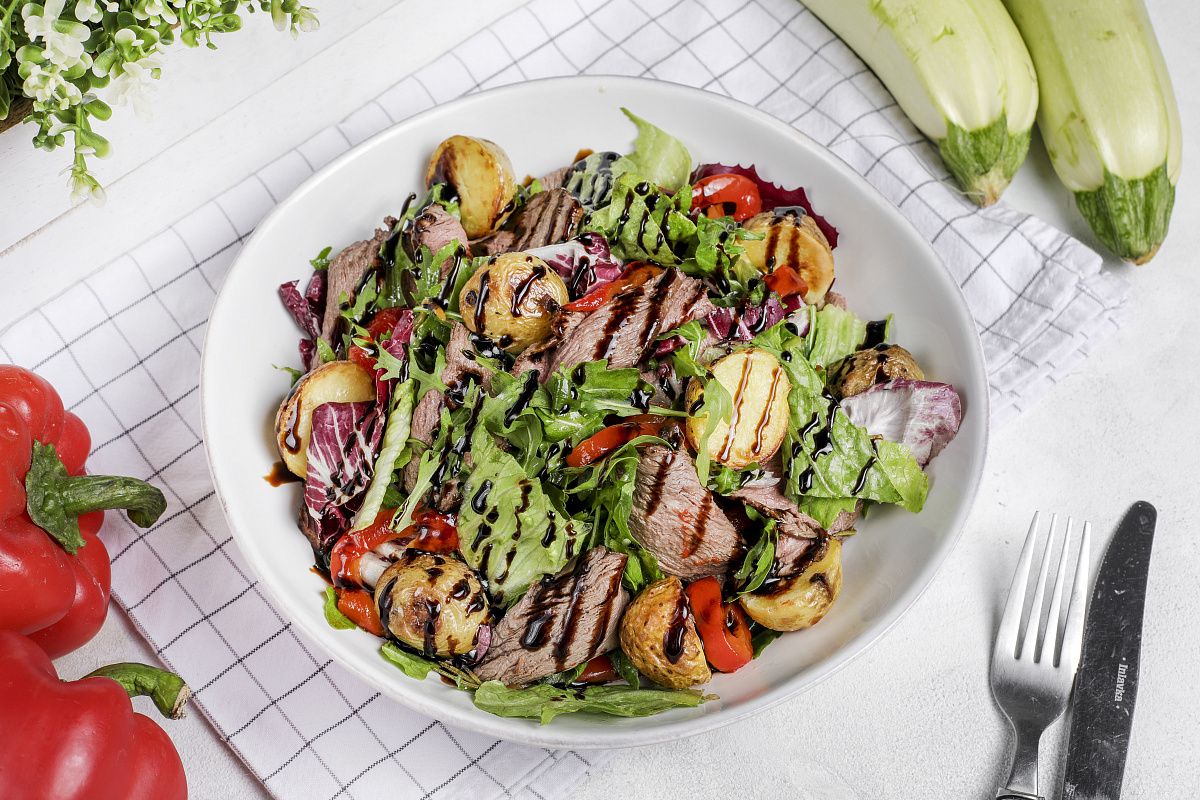 Брайтонский салат с ростбифом, бэби картофелем и фисташками