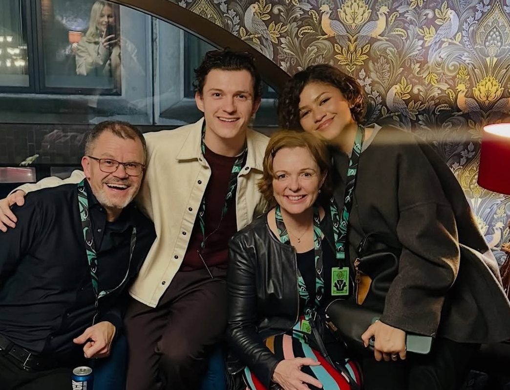    Том Холланд с родителями и Зендея. Фото: социальные сети