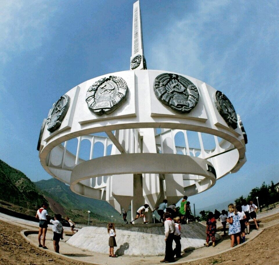 Фото из архива Гафура Шерматова 
Монумент в честь строителей Нурекской ГЭС, июнь 1981 г.