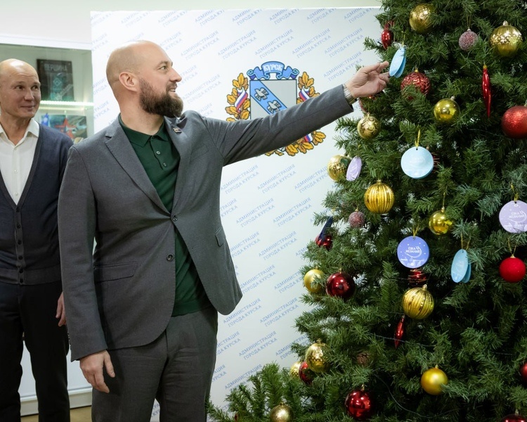     В Курске мэр Евгений Маслов принял участие в акции «Ёлка желаний»