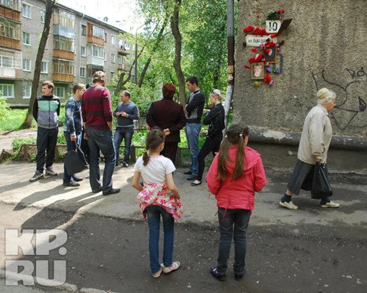 Двор по адресу улица Льва Шатрова, 10, где и произошла беда. Фото: Алексей Журавлев