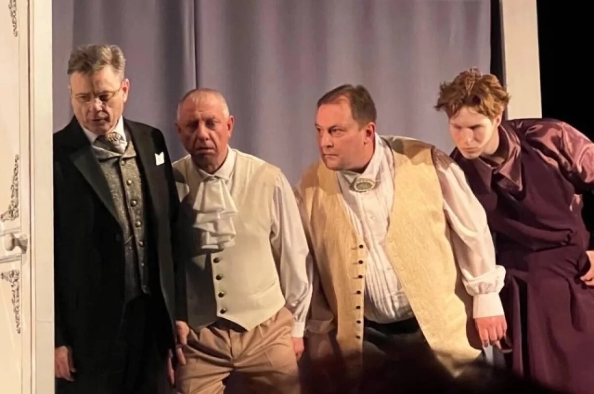    Ануй изображает мужчин, работающих в театре, трусоватыми бабниками