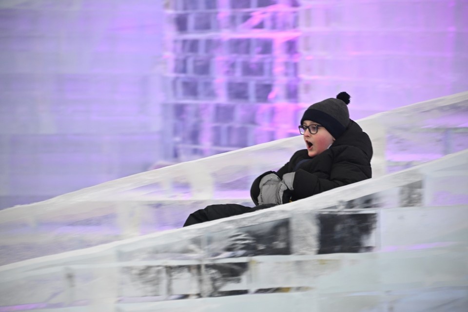    Установка горок на Театральной площади начнется сразу после их доставки. Михаил ФРОЛОВ