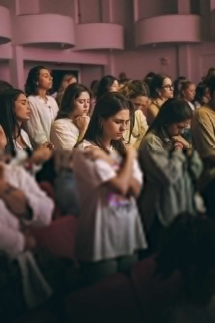 Бог говорит не громом, а шёпотом. Тот, кто замолкает, — слышит.