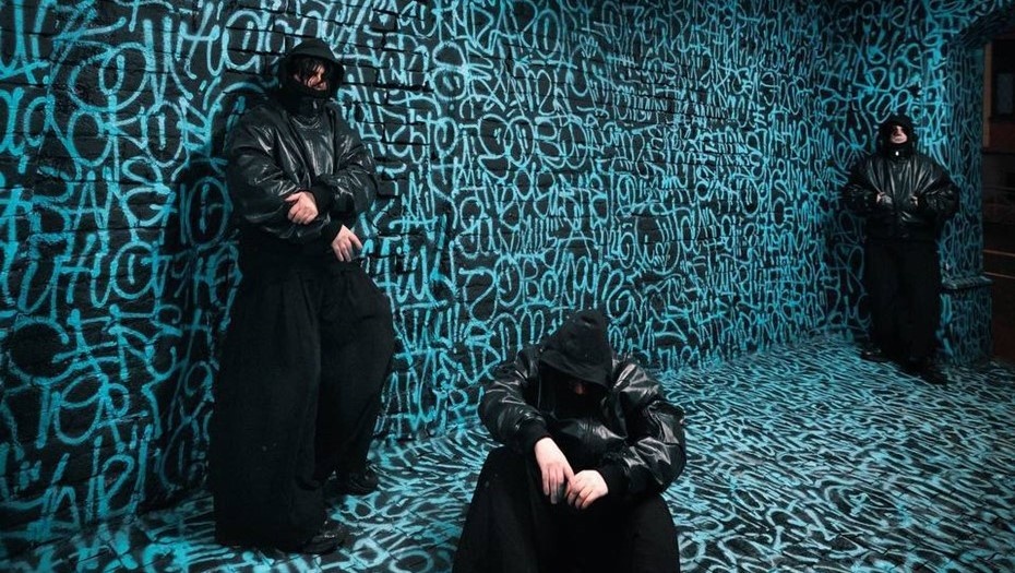 Автор фото: t.me/clusterblockbuster. Роспись художника Покраса Лампаса на стенах в одной из арок в Петербурге.