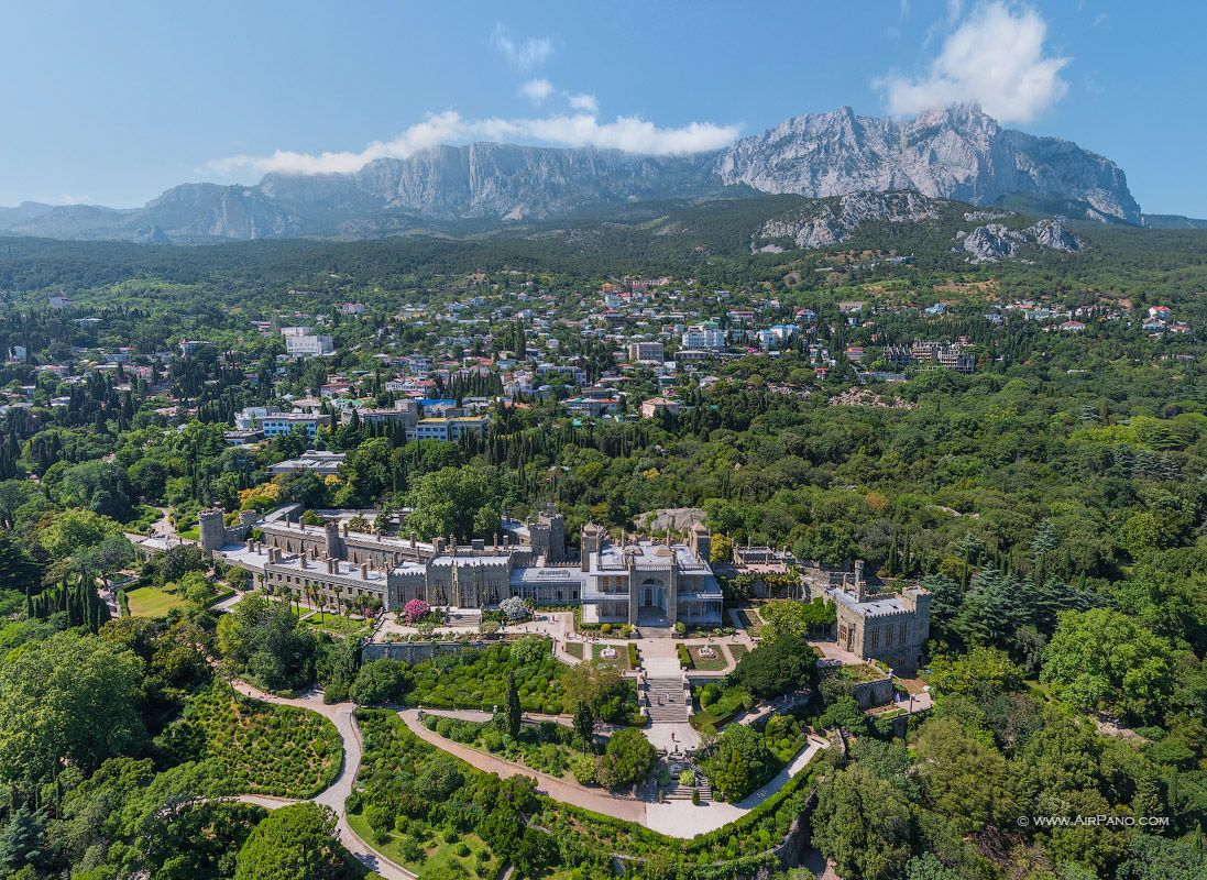 Воронцовский дворец в Алупке. Фото с сайта https://ru.pinterest.com/pin/640777853229190379/