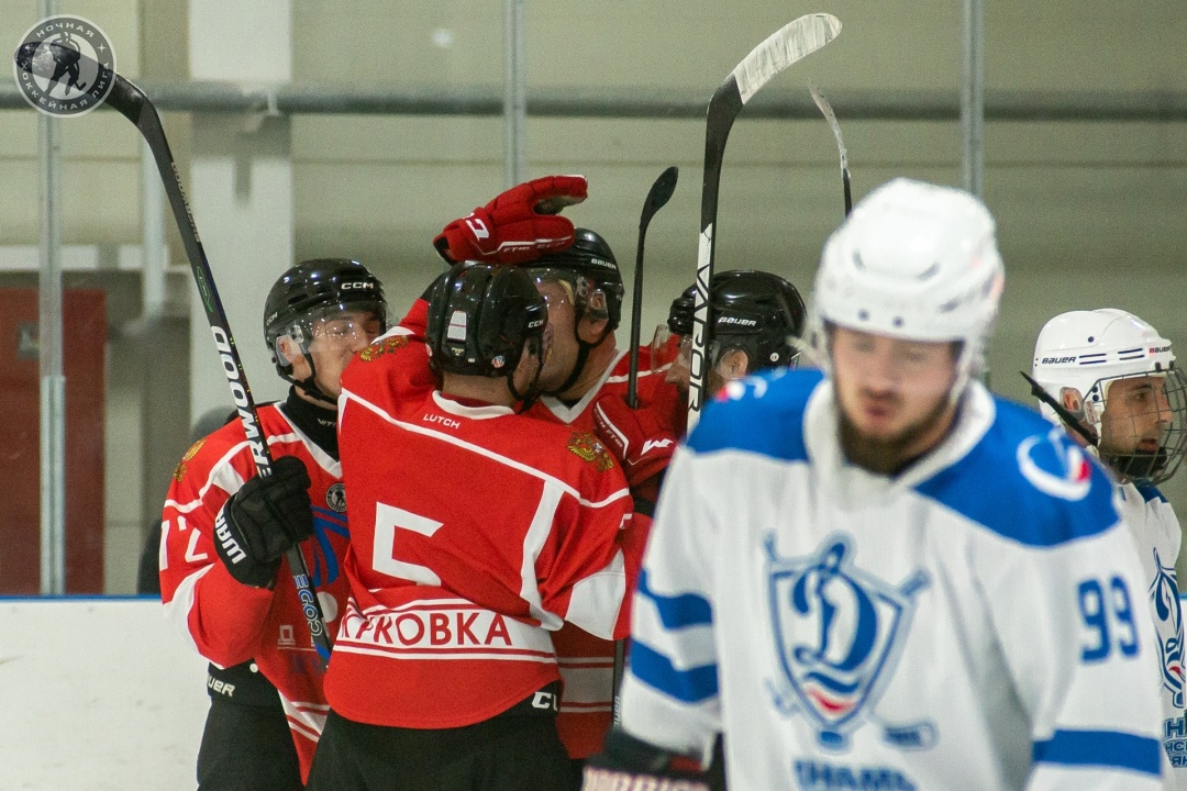 Игроки "Десны" поздравляют партнеров с заброшенной шайбой