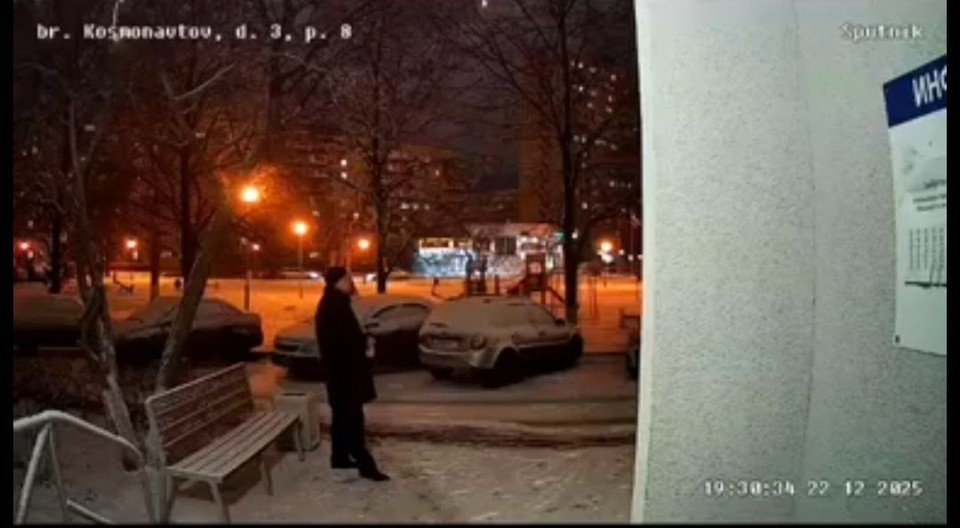    Мужчина попал на камеру домофона.