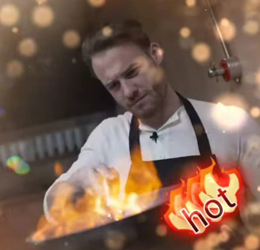 Керем Бюрсин на кулинарном шоу. Фото открытые источники интернет.