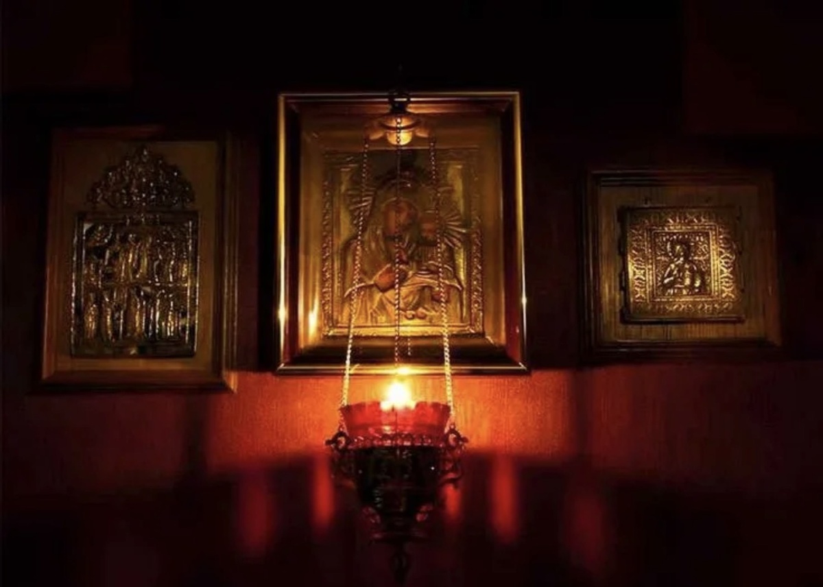 Зажженные перед образами свечи по мнению наших предков помогали солнцу победить зиму, а добру - зло. Фото из сети